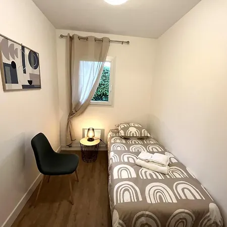 Holiday home Single Storey House With Garden *